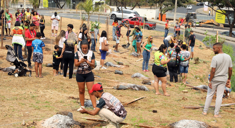 Lagoinha recebe plantios de mudas com participação de representantes das quadrilhas do Arraial de Belô