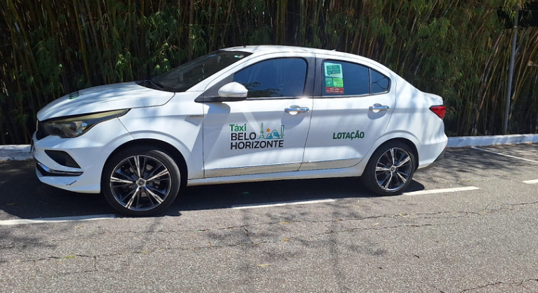 Táxi-lotação de até sete lugares começa a ser testado em BH 