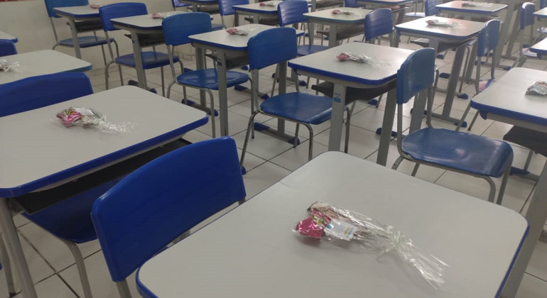 Escola municipal recebe estudantes com kits para dia de prova do Saeb Escola municipal recebe estudantes com kits para dia de prova do Saeb