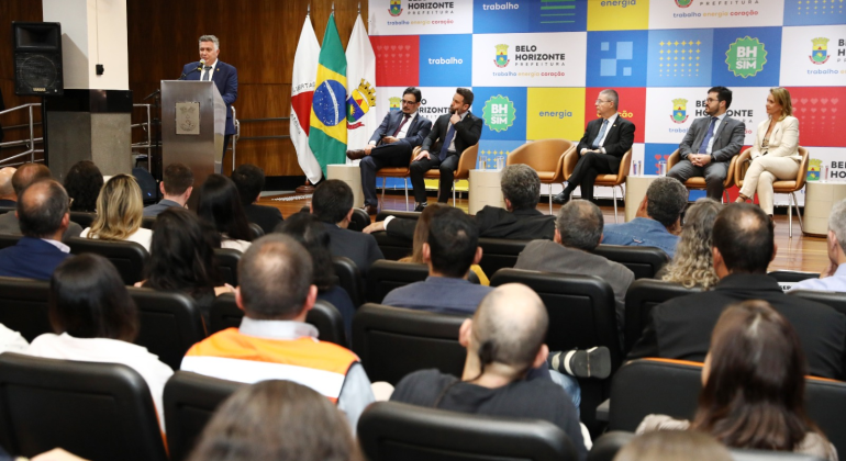 Prefeitura de BH lança programa para capacitar servidores que atuam nas compras públicas Prefeitura de BH lança programa para capacitar servidores que atuam nas compras públicas