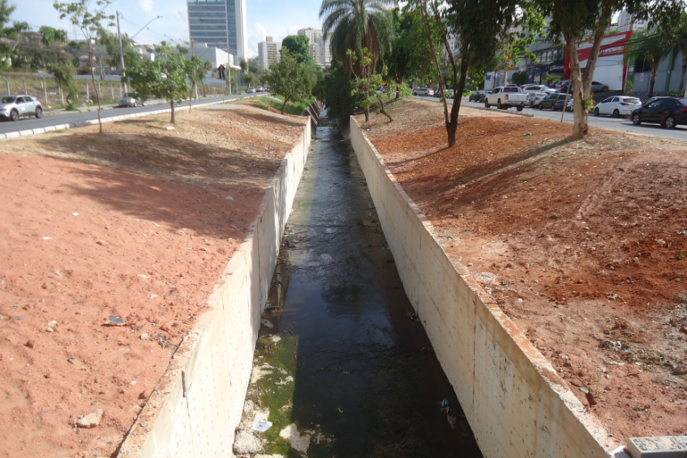Prefeitura de BH conclui a recomposição do canal do Córrego Flor D’Água