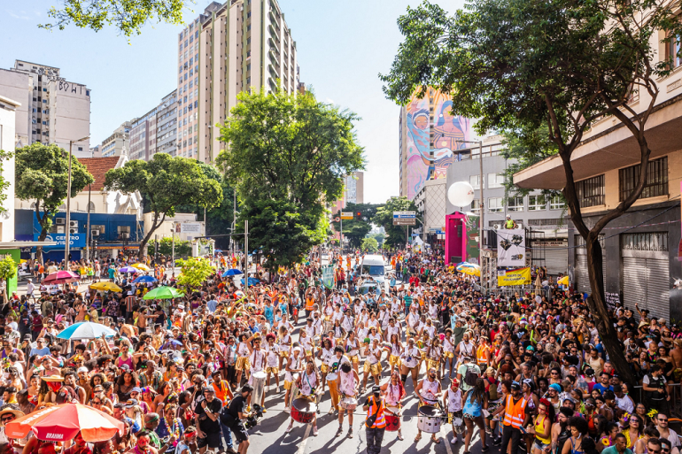 Estabelecimentos comerciais poderão vender bebidas e adereços durante o Carnaval de BH 