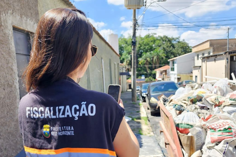 Fiscalização percorre rotas dos blocos para coibir irregularidades como caçambas nas ruas com cortejo