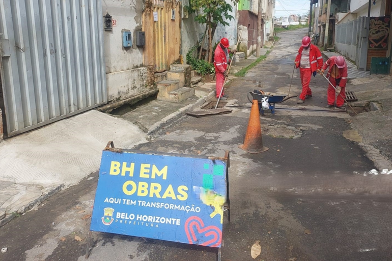 PBH mantém operações permanentes de tapa-buracos e orienta população sobre como solicitar o serviço PBH mantém operações permanentes de tapa-buracos e orienta população sobre como solicitar o serviço
