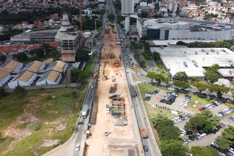 Avenida Cristiano Machado vai ter mais uma faixa para veículos em trecho onde é realizada obra da trincheira