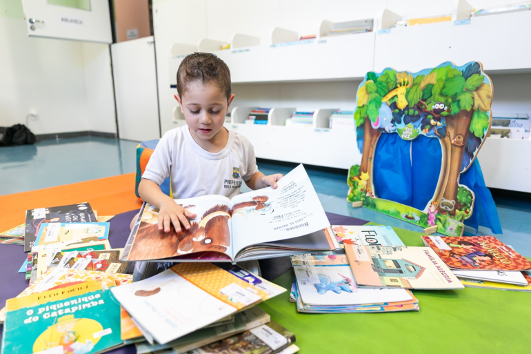 Estudante da rede municipal que mais retirou livros em 2025 tem apenas quatro anos