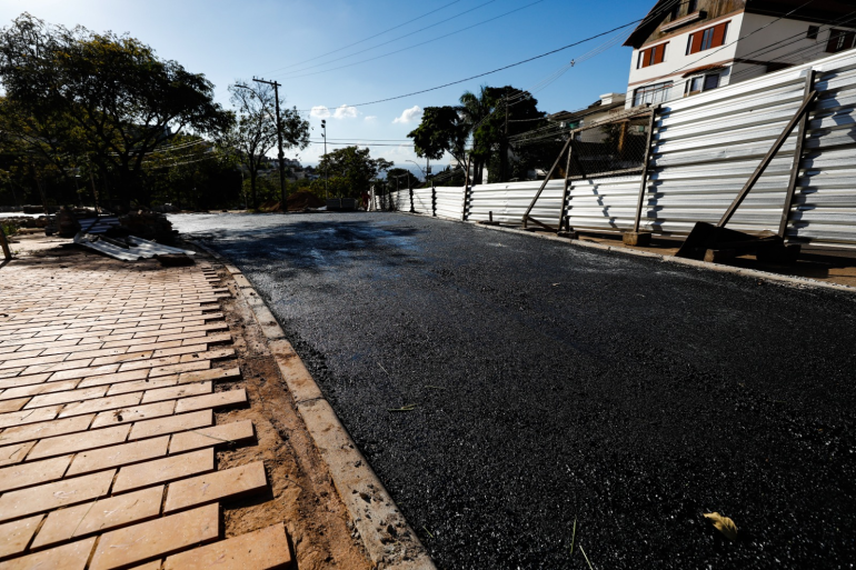 Obras na Praça do Papa entram em nova fase com aplicação de 240 toneladas de asfalto