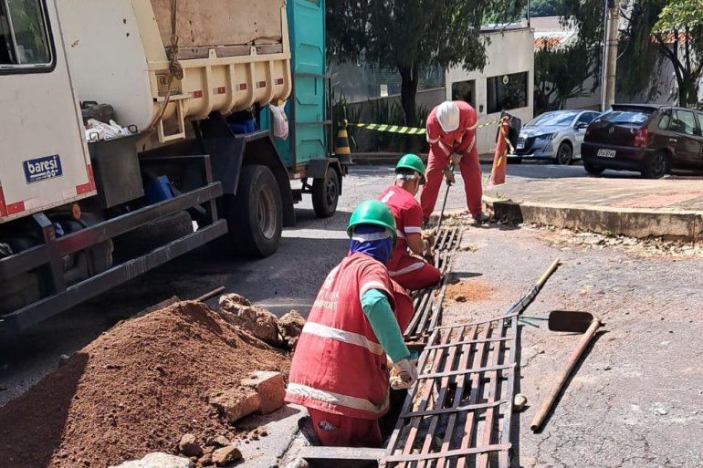 Limpeza de bocas de lobo é intensificada em BH e mais de 620 toneladas de resíduos são retiradas em 2026