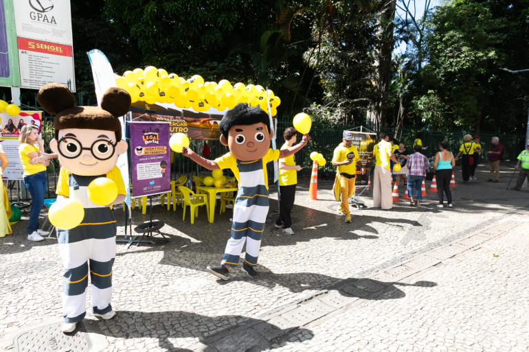 Campanha Maio Amarelo conscientiza pedestres e motociclistas na Savassi, nesta terça-feira (19) Campanha Maio Amarelo conscientiza pedestres e motociclistas na Savassi, nesta terça-feira (19)