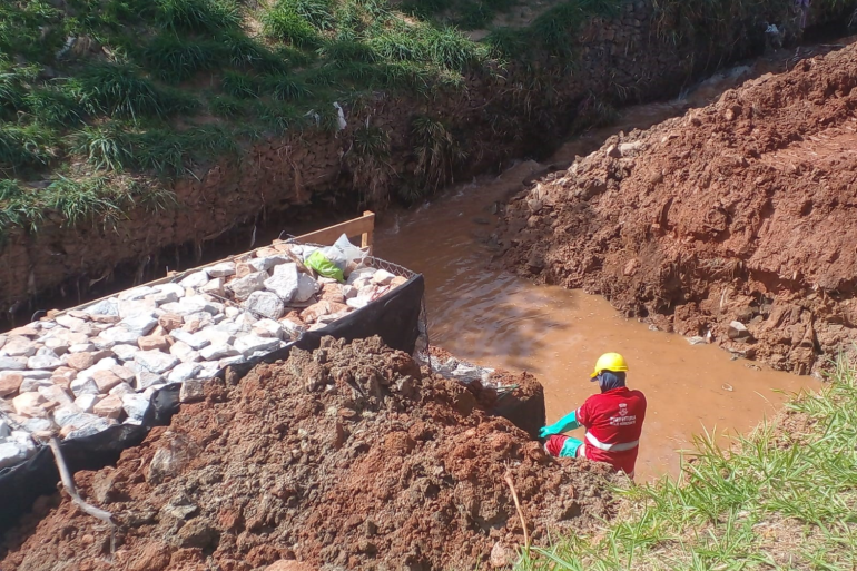 Córrego Ressaca, na Pampulha, passa por obras de contenção para garantir a estabilidade das margens