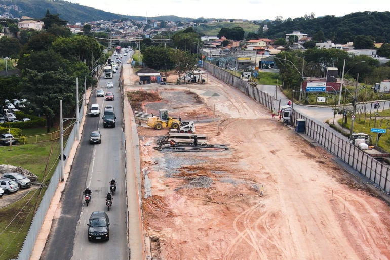 Avenida Cristiano Machado ganha mais uma faixa para veículos em trecho de obras da trincheira 