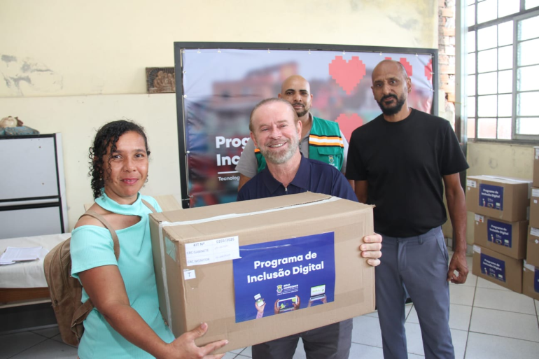Moradores da regional Nordeste recebem doação de 125 computadores Moradores da regional Nordeste recebem doação de 125 computadores