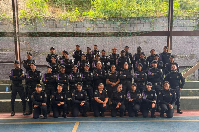 Guardas municipais concluem curso para conter violência contra as mulheres com formatura na PBH