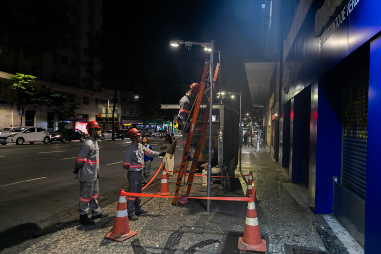 Mais de 100 pontos de ônibus de BH contam com nova iluminação pública