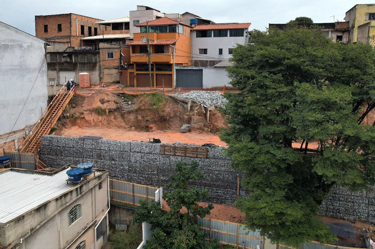 Obra de estabilização de encosta na região Nordeste é executada para garantir mais segurança aos moradores Obra de estabilização de encosta na região Nordeste é executada para garantir mais segurança aos moradores