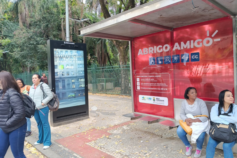 Abrigo Amigo completa um mês com quase 1,2 mil atendimentos e funcionando em 100 pontos de BH Abrigo Amigo instalado em ponto de ônibus de Belo Horizonte oferece mais segurança e acolhimento aos usuários do transporte coletivo.