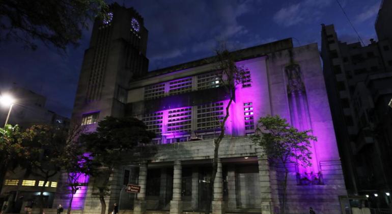 Prédio da Prefeitura é iluminado em sinal de luto pelas vítimas da Covid-19