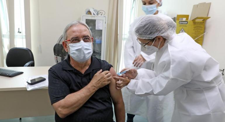 Secretário de Saúde de Saúde de Belo Horizonte sendo vacinado