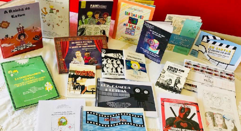 Livros Jornada 2019 a foto mostra 19 livros exposto em uma mesa, de diversos formatos e diferentes capas.
