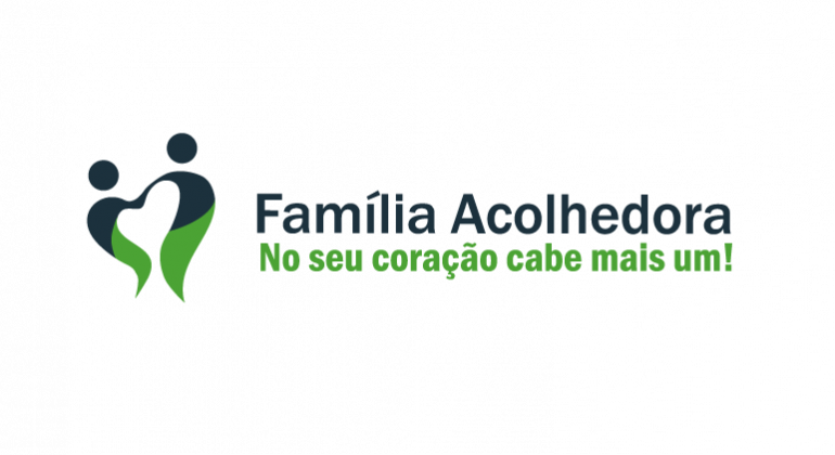 Programa Família Acolhedora Logo do Programa Família Acolhedora. A esquerda imagem simbolizando duas pessoas, um adulto e criança nas cores azul e verde. No texto a direita, escrito na horizontal a primeira frase Família Acolhedora, escrita em azul. E na frase na parte inferior escrita em verde o texto: No seu coração cabe mais um!.
