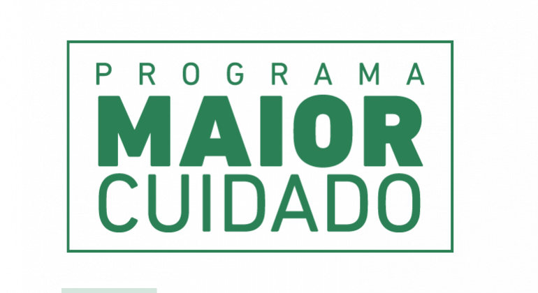Programa Maior Cuidado Imagem gráfica com fundo branco, com o texto ao centro com letras na cor verde, a frase Programa Maior Cuidado, sendo a palavra MAIOR tendo grande destaque na gravura.