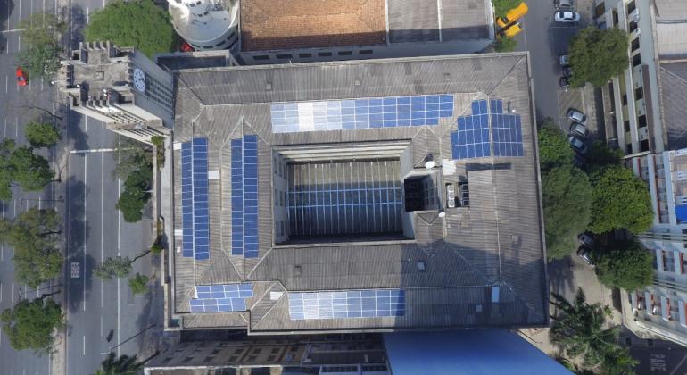 Placas de energia solar instaladas no edifício sede da Prefeitura de Belo Horizonte