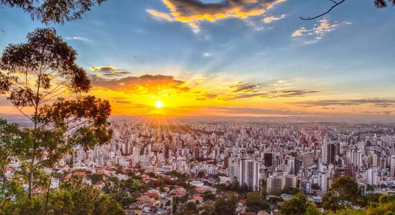 A imagem mostra uma vista aérea da cidade de Belo Horizonte