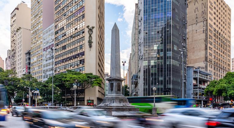 Obelisco da Praça Sete A imagem mostra o monumento Obelisco da Praça Sete