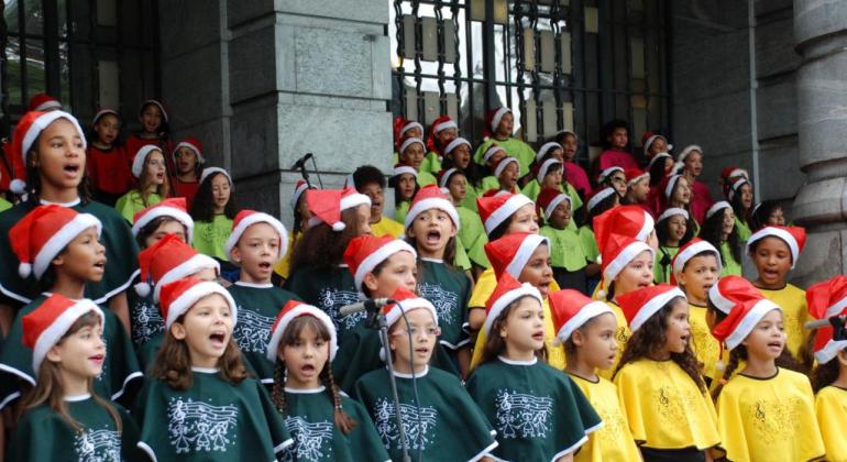 Estudantes fazem Cantata de Natal para comemorar os 122 anos de BH Estudantes fazem Cantata de Natal para comemorar os 122 anos de BH