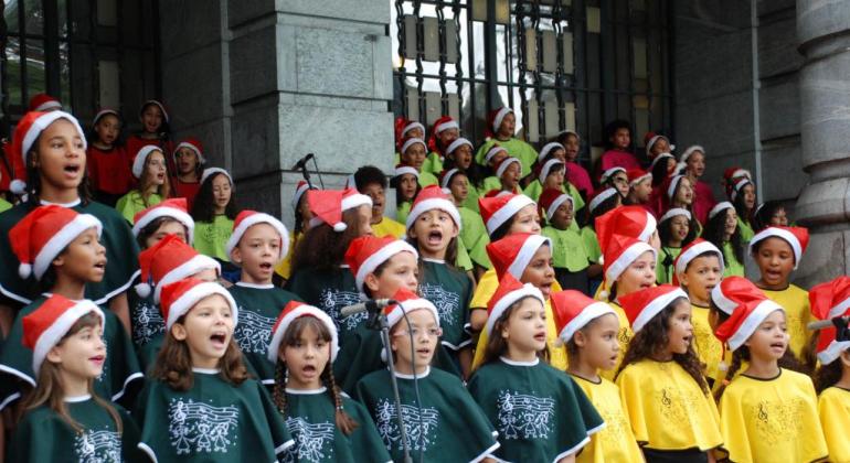 Crianças realizam uma Cantata