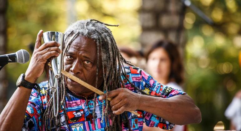 Teatro Raul Belém Machado recebe musical de Maurício Tizumba Maurício Tizumba se apresenta no palco