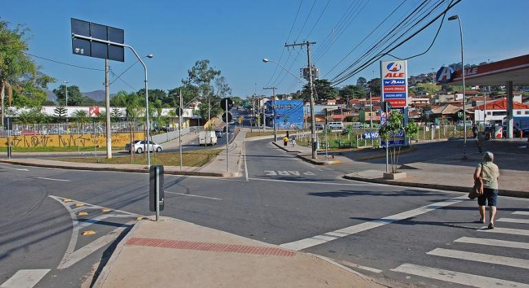 Imagem de um cruzamento entre avenida e rua, mostrando o passeio para pedestres e faixa de trânsito