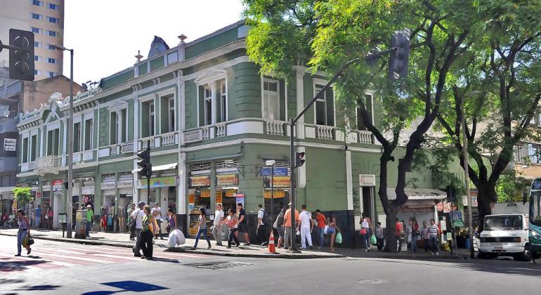 Comerciantes comemoram antecipação do décimo terceiro salário pela Prefeitura Prédio comercial na rua Caetés