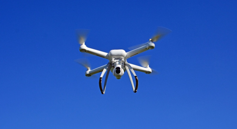 Imagem de um Drone no céu de BH