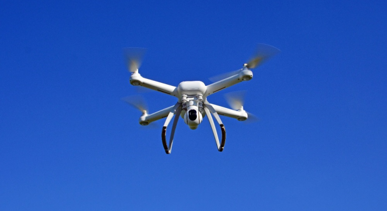 Prefeitura usará drones para monitorar e combater focos do Aedes Aegypti em BH Imagem de um Drone no céu de BH
