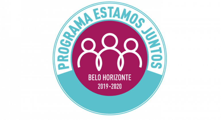 Estamos Juntos Selo do programa Estamos Juntos nas cores Azul e Vinho. São três pessoas, em formato de desenho, no centro da imagem com texto na cor branca "Belo Horizonte 2019 - 2020" abaixo da imagem vazada da três pessoas.