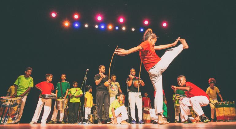 Crianças praticam capoeira do teatro Francisco Nunes no dia da Luta pela Eliminação da Discriminação Racial