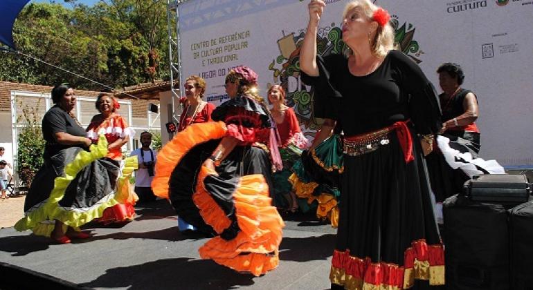 Sarau aberto ao público homenageia as mulheres Grupo de mulheres idosas fazem apresentação de dança cigana. Foto: Lecy Almeida
