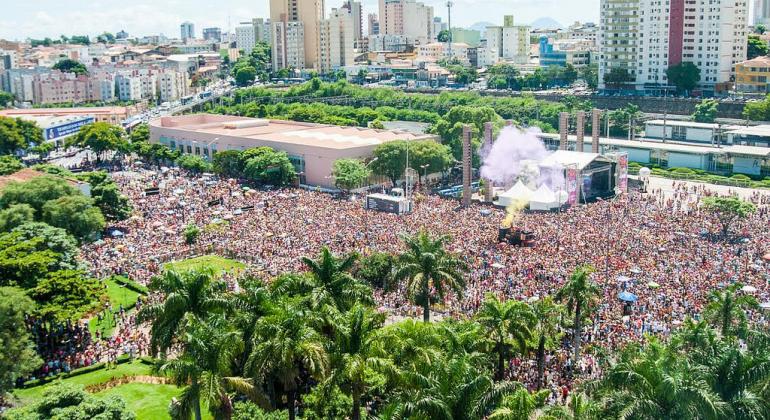 Imagem aérea de milhares de foliões na Praça da Estação acompanhando o bloco Então Brilha