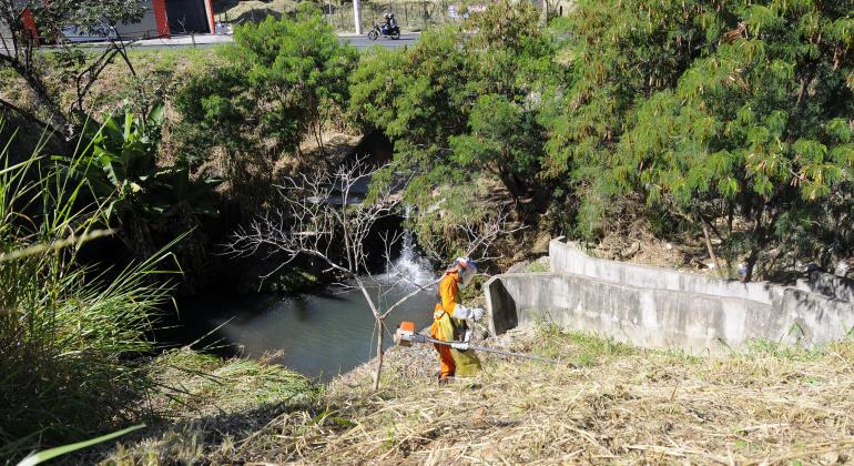 Limpeza do córrego do Cercadinho termina na próxima semana Funcionários da SLU realizam limpeza do córrego do Cercadinho. Foto: Rodrigo Clemente
