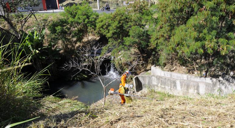 Funcionários da SLU realizam limpeza do córrego do Cercadinho. Foto: Rodrigo Clemente