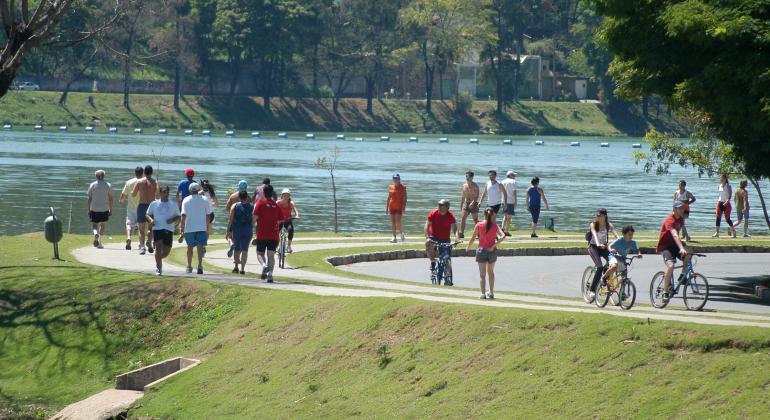 Seminário vai discutir trajetos de bicicletas em Belo Horizonte. Foto Carlos Avelin Pessoas camnhando e pedalando na orla da Lagoa da Pampulha