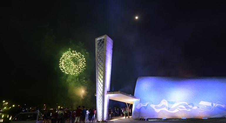 Igreja da Pampulha à noite com fogos de artifício. Foto: Vander Bras