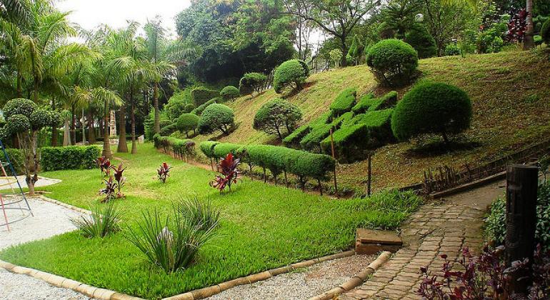 Jardins com grama, plantas bem cuidadas e passeios do Parque Professor Marcos Mazzoni. Foto: Divulgação PBH