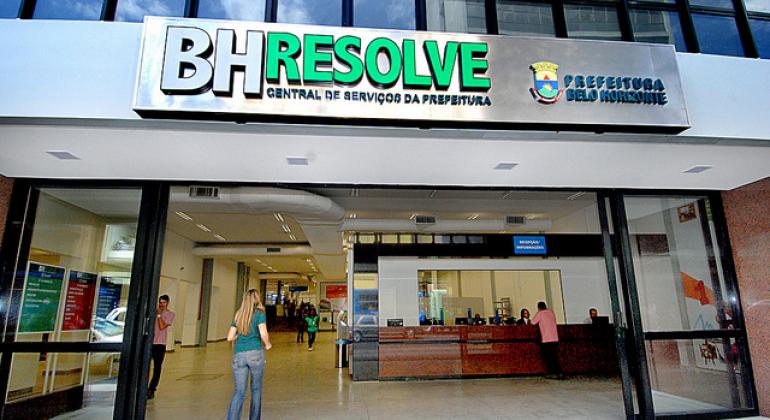 Fachada do prédio BH Resolve. Portas abertas e uma cidadã está entrando no imóvel.