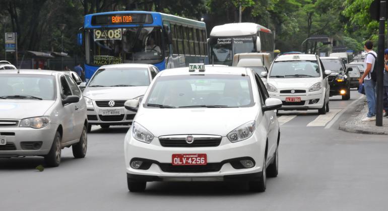 Na foto, carros em uma avenida movimentada