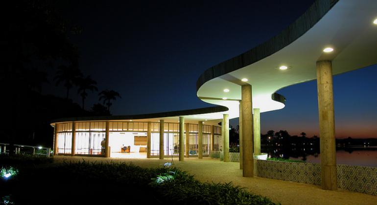 Casa do Baile durante a noite.