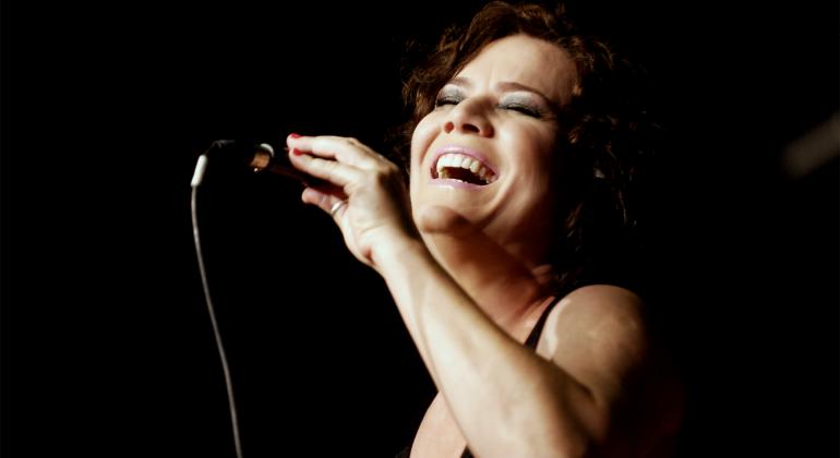 Cantora Andréa Amendoreira canta com entusiasmo. Foto: Divulgação