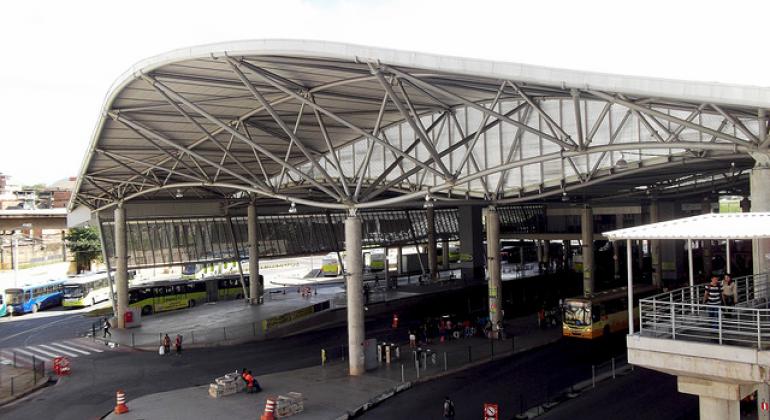 Plataforma coberta da Estação Move São Gabriel com espaço para movimentação de vários ônibus durante o dia. 