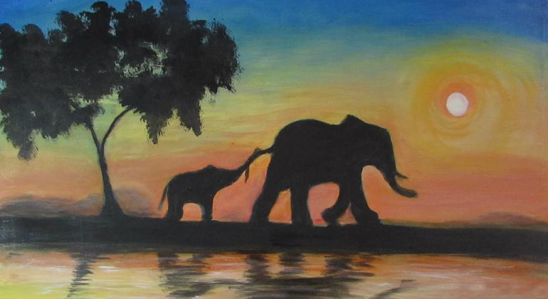 Elefante menor caminha atrás de elefante maior no pôr do sol, com árvore ao lado. Pintura de Maria Inêz Ribeiro. Foto: Divulgação